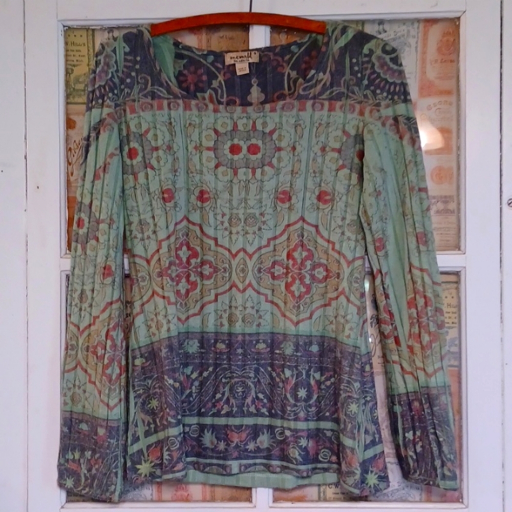 Sweater, bohemian style, slight bell sleeve